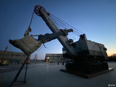 夕陽余暉下的阜新 一座工業城市的記憶與礦山、建筑設備零部件的回響